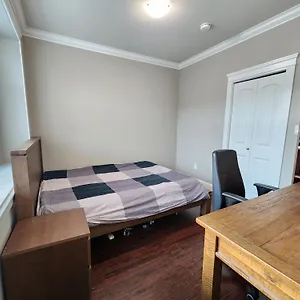 Rare Find Exquisitely New Quiet & Safe Skytrain Guest house